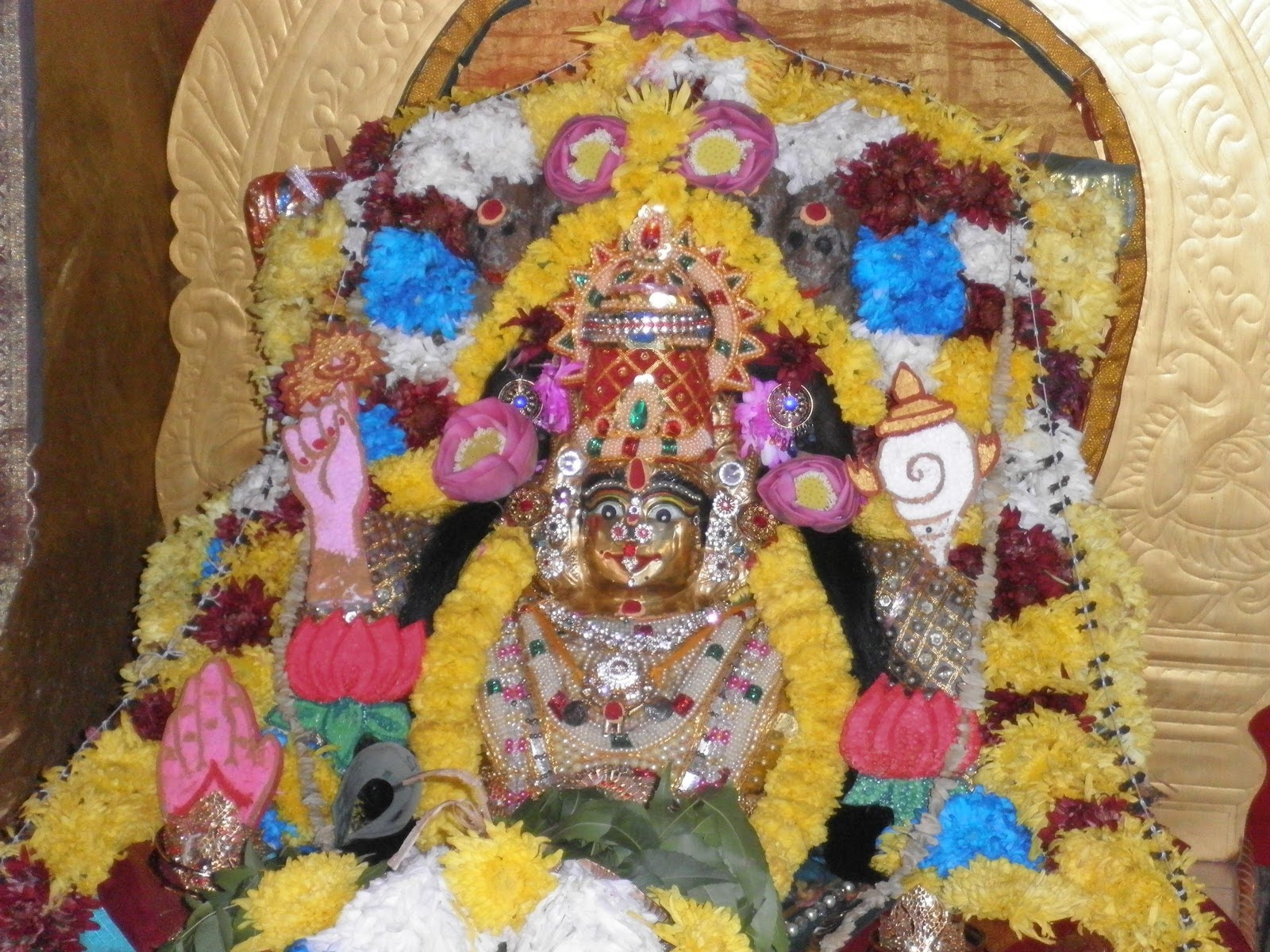 भारतीय देवालयाः - Kanyakumari Temple is a famous Goddess Parvati temple  located on the seashore of Kanyakumari, the southernmost tip of India, in  Tamilnadu. Kanyakumari is the merging point of three seas;